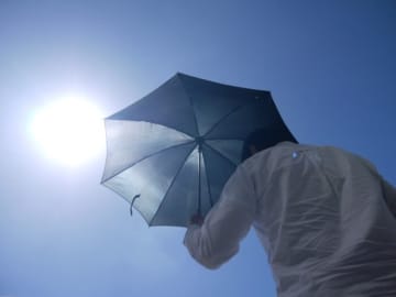 日本で注目集める「かぶる日傘」が韓国でも話題に＝韓国ネットは日傘に好意的も「かぶるのは…」
