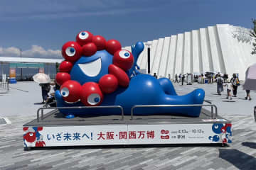 大阪市役所の「ミャクミャク像」が移転、万博西側の活性化続く