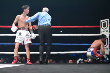 高見亨介　友人の平本蓮が見守る中で世界奪取　王者ロサに１０回ＴＫＯ勝利