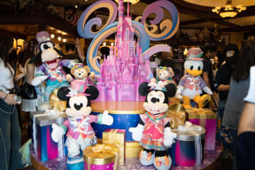 「ディズニー20周年グッズ」がこんなに充実！激かわ“肩乗せぬい”など即買いアイテムを紹介♪【海外ディズニー】