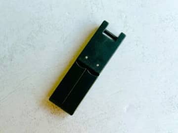 【ダイソー】親指サイズの黒いコレ、一体なーんだ？家でも外でも〈スマホのイライラ〉が消える便利アイテムでした！
