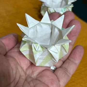 折り紙で「お花の入れ物」挑戦してみました！