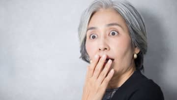 おかしいじゃない！〈年金月16万円〉72歳夫が急逝。共働きで支えてきた68歳妻、ずっと扶養内パートだった友人より圧倒的に少ない「遺族年金額」に絶句
