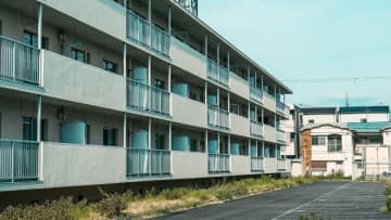 こんな老後になろうとは…〈年金25万円〉〈退職金2,000万円〉〈貯蓄1,500万円〉66歳元会社員「妻とのんびり温泉巡り」のはずが、小さなアパートにポツン。ひとり項垂れる「転落シニア」の悲哀【FPの助言】