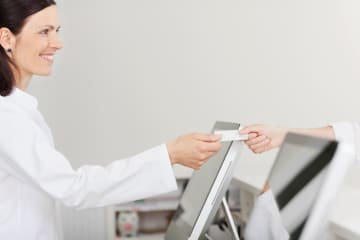 診察の受付で「マイナ保険証」の「認証エラー」が！ 費用は「全額自己負担」になる？