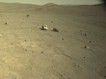 2025年7月27日の火星の風景：平坦地に“違和感のある岩”　いったいどこから？