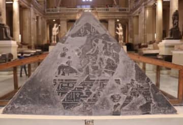 初めて見た…ピラミッドのいちばん上の石が想像以上に神々しい件 博物館
