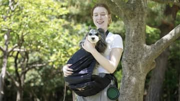 日本のだっこ紐メーカーが開発！ 犬用「ヒップシートEX」で散歩中のだっこラクラク♪