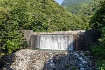 10歳の男児 “ダムに飛び込み” 水中の岩に『激突』ネットでコメント殺到「ここ、ダムからの飛び込み禁止の看板あるよね」「夢前川木戸ダムですね。毎年のように飛び込みによる事故があります」