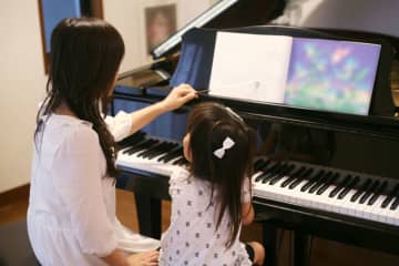子どもに「ピアノ・バレエ」を習わせているママ友。わが家もと思い“月謝”を聞いてビックリ！ 習えるのは「お金持ち」だけなのでしょうか？ 費用の相場を確認