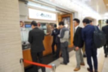 人気ラーメン店に並んでいたら「3000円で最後尾と代わって」と頼まれた！ ほかの人の順番に影響はないけど“迷惑行為”にならないの？ 注意点を解説