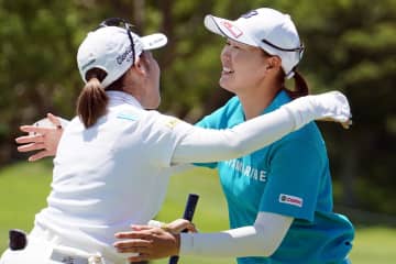 福山恵梨がトータル9アンダーで単独首位