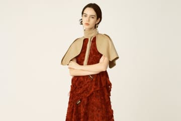 ミューラル“水面の花々”パッチワークで表現したドレス、トレンチコート着想のケープをプラス