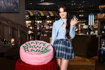 NiziU・NINAが「ハリー・ポッターの誕生日」イベントに登場！「21歳の誕生日はハリーのケーキで祝われたい♡」