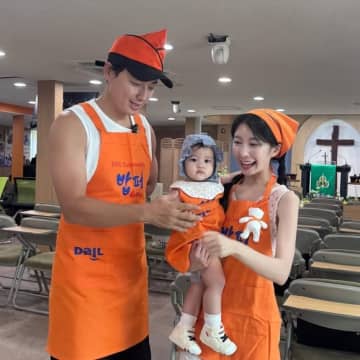 イ・ジフン＆アヤネさん夫婦、娘と共にボランティア活動に参加…エプロン姿が可愛すぎと話題