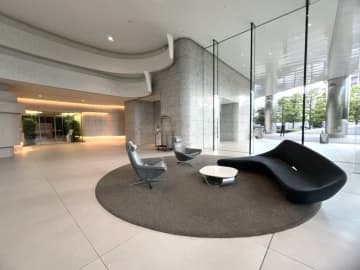 THE COURT 神宮外苑 4階｜「外苑前」駅徒歩8分。青山と神宮を日常に。憩いの杜「明治公園」至近の築浅物件。ワイドスパンバルコニーで陽当たり良好な南東角住戸