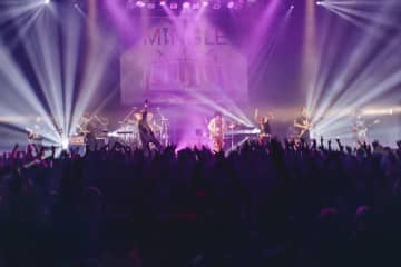 【ライブレポート】須田景凪、Reol・Chevonを迎えた対バンイベント＜MINGLE -三面鏡-＞開催。リスペクトと愛が溢れた格別な一夜