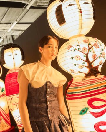 のん、こけし燈籠と融合したビジュアルに反響「可愛い」