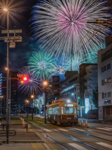 路面電車の上に大輪の花火に咲く　ノスタルジックで美しい夜に2.1万人感動「夢のよう」「帰りたくなった」