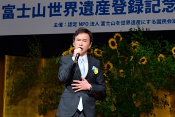 森進一　次男の「歌手デビュー」告白前に公開していた3人の息子との“家族写真”…「兄弟でも敬語」実った“スパルタ教育”の成果