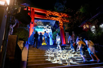 夏を彩る「江の島灯籠」　関東三大夜灯、1000基の光で幻想的に