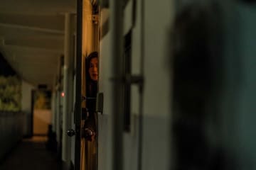 「うめき声うるさい」「足音やめろ」韓国発の“音系”団地ホラー映画『層間騒音』ティザービジュアル