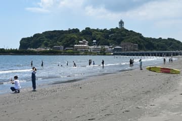 津波警報から一夜「混雑時ならパニック」　神奈川の海水浴場、再開も客まばら