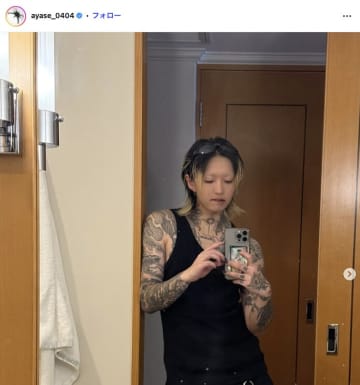 激やせ姿に騒然…YOASOBI Ayase、静かな笑顔と鋭いタトゥー、Ayaseのギャップがファンに刺さる