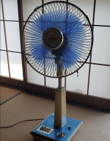 まだ動いてたの！？昭和家電の大往生に10万いいね！畳の上に眠る名機――半世紀動いたレトロ扇風機に2500万表示の大反響