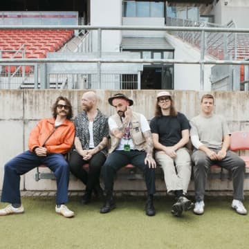 アイドルズ、ダーレン・アロノフスキー監督の新作に提供した新曲「Rabbit Run」を公開