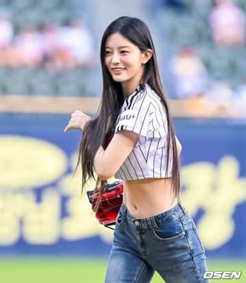 【PHOTO】ILLIT ミンジュ、始球式に登場…抜群のスタイル
