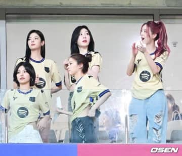 【PHOTO】ITZY、サッカー観戦中の姿をキャッチ…お揃いのユニフォームで応援