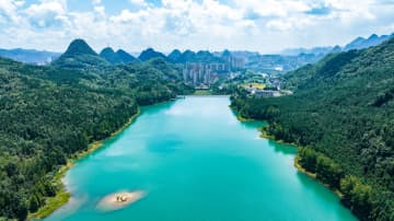 瑤池公園の夏景色　中国・六盤水市
