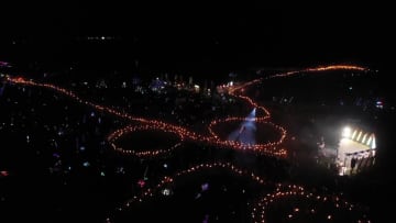 夏の夜を彩るたいまつ祭り　中国貴州省