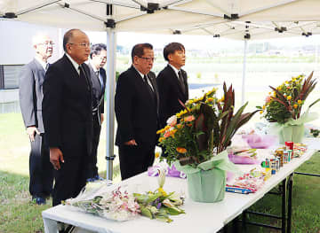 小2女児が死亡、プールの吸水口に吸い込まれた7歳　弱い針金で留められた柵、悲惨な事故に　19年目の命日、市長ら献花「どれだけ時が流れても、胸に刻まれている」