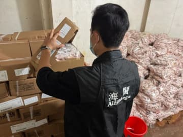 マカオ税関が運び屋向け密輸品供給拠点摘発…来歴不明の冷凍鶏もみじ約3トン発見