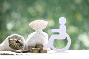 知人が「障害年金を受け取っている」と話していました。どんな条件で支給されるものなのでしょうか？