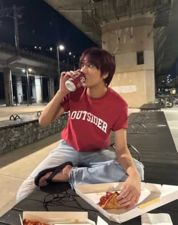 NCT ヘチャン、変装せずに夜の街中へ！ピザを食べる“彼氏風ショット”が話題