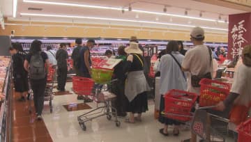 「安くてびっくり」開店前から1000人以上が列　スーパー「ロピア」県内初出店　1キロ超の「ノルウェー産サーモン」などインパクトある商品が並ぶ　コンセプトは“食のテーマパーク”