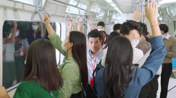 朝の満員電車でふらっと崩れ落ちる女性 → 居合わせた乗客たちの『連携プレイ』に賞賛の拍手！