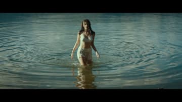 女優ディーヴァ・カッセル、ランジェリー姿で湖に飛び込む “美しすぎる”登場シーン『美しい夏』本編映像