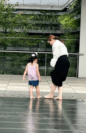 平野ノラ、4歳愛娘と銀座へ！微笑ましい親子の水遊びSHOT公開「わんぱくおてんば娘ですから」