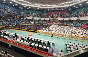 日本武道館で小・中学生の柔道・剣道大会　警察官らに学ぶ都内約2000人が腕競う