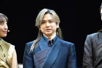 堂本光一、激しい動きで衣装が…「コンサートが終わる頃にはビリビリに」