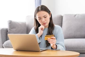「クレジットカードの審査」では収入をチェックされると聞きました。”収入がない専業主婦”でも取得できるのでしょうか？