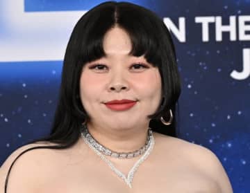 渡辺直美、「東京ドーム公演開催記念ステッカー」全国で無料配布。「もうゲットした」入手報告相次ぐ