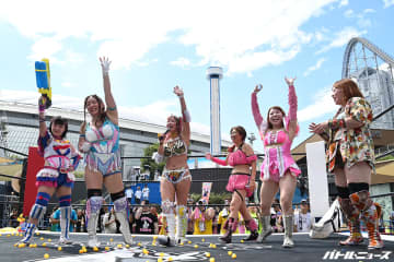 ６人の人気女子レスラーがびしょ濡れ大暴れ！台風一過の野外遊園地会場で虫取り網や水風船飛び交う愉快な夏休みへ
