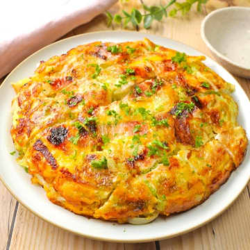 【キャベツを挟んで焼くだけ】「この発想、天才級！」「安いうちにたくさん作ろ」キャベツが大化けするおかずレシピ