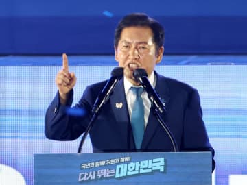 韓国与党代表に急進改革派選出　鄭清来氏「内乱勢力を断罪」