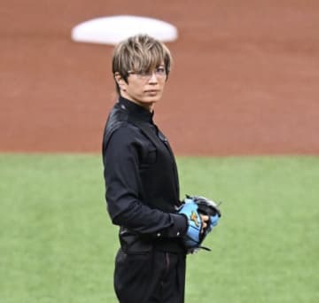 GACKTの始球式にあの男が乱入！？乱入者が見せたキレッキレの狐ダンスにGACKTも脱帽　完璧すぎる後輩の正体とは？